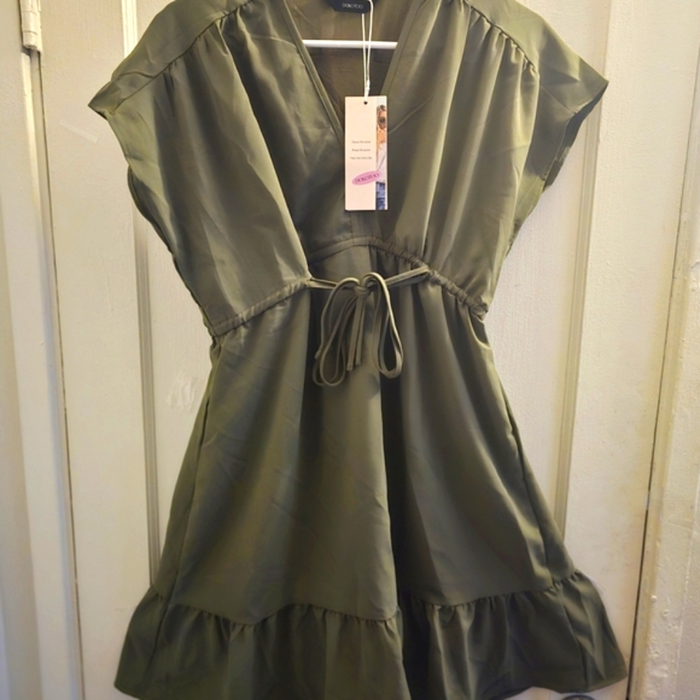 NWT! Dokotoo Super Cute Olive Green V-Neck Dress! Beatiful Tie Waist and Ruffles